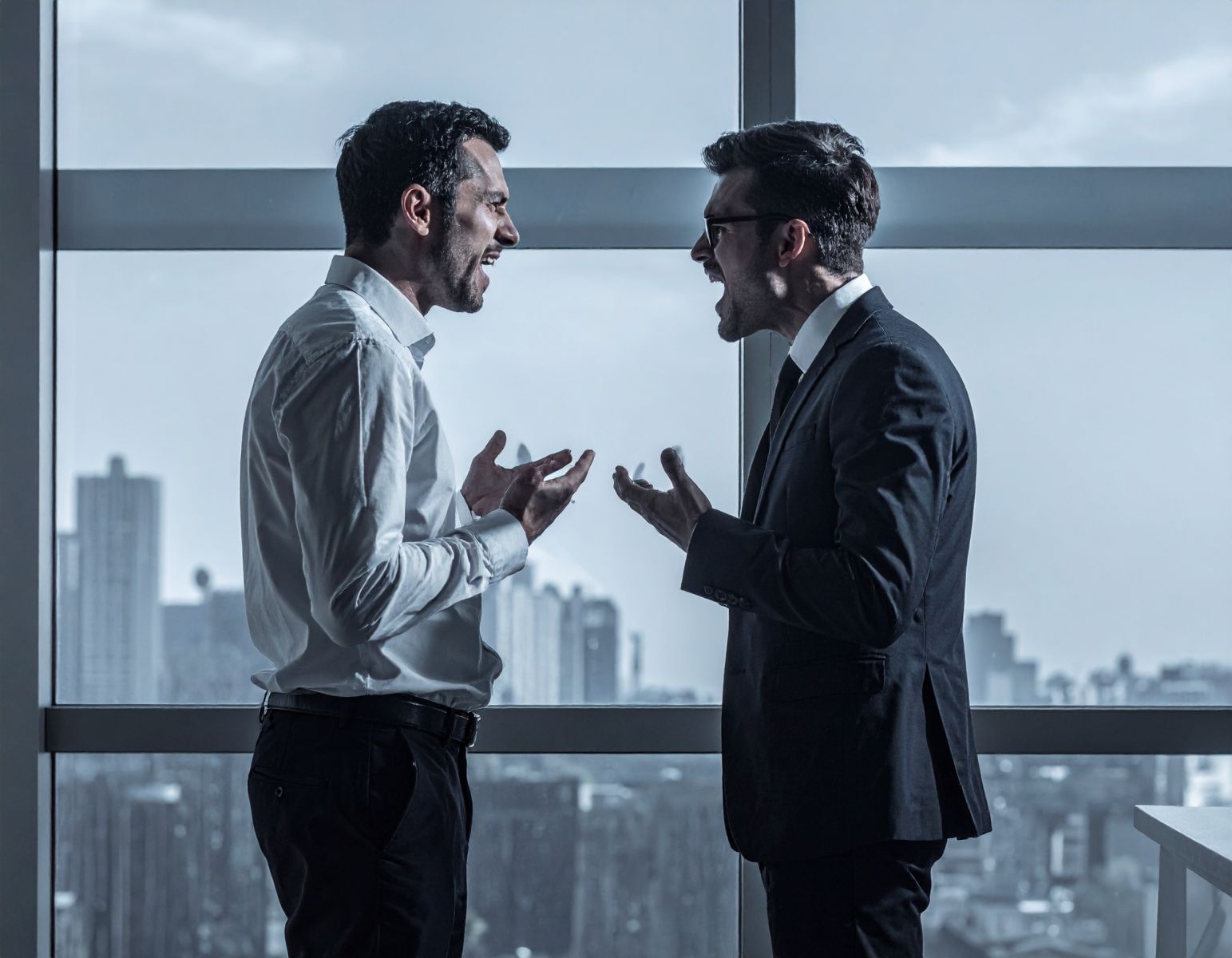 Firefly_兩個男人職場上的人際矛盾,爭吵 918180.jpg