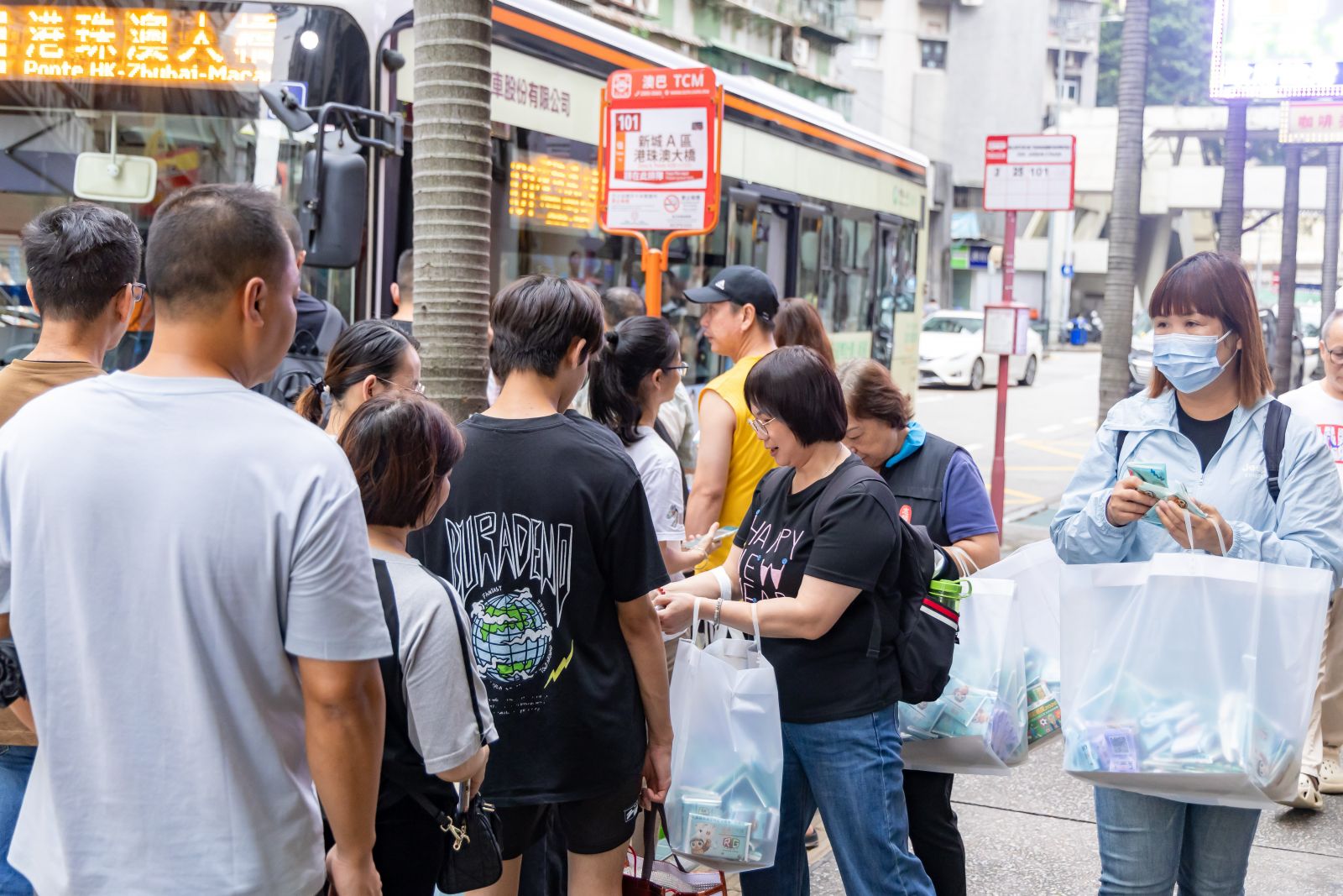 參賽者向遊客推廣負責任博彩.JPG